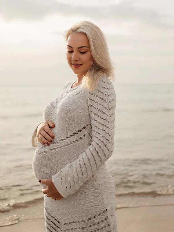 Vestido Maxi Maternidad con Corte y Transparencias a Rayas para Sesión de Fotos