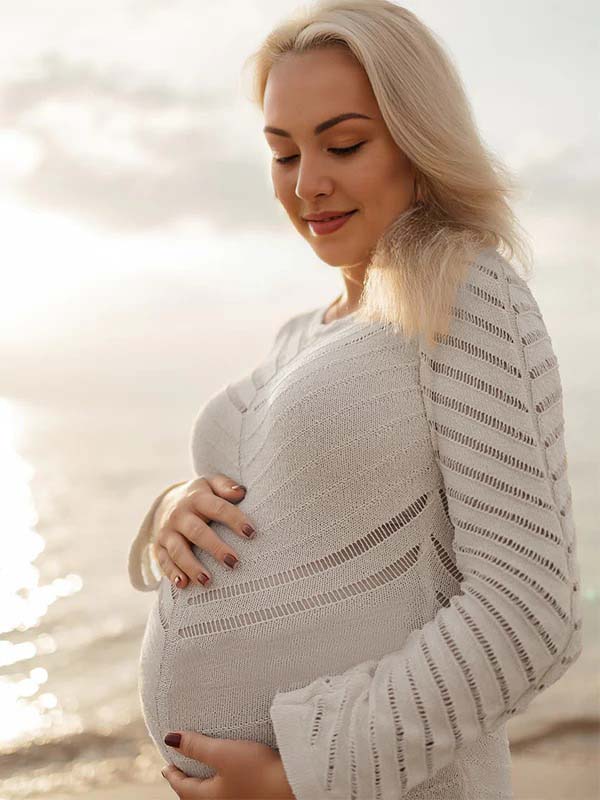Vestido Maxi Maternidad con Corte y Transparencias a Rayas para Sesión de Fotos