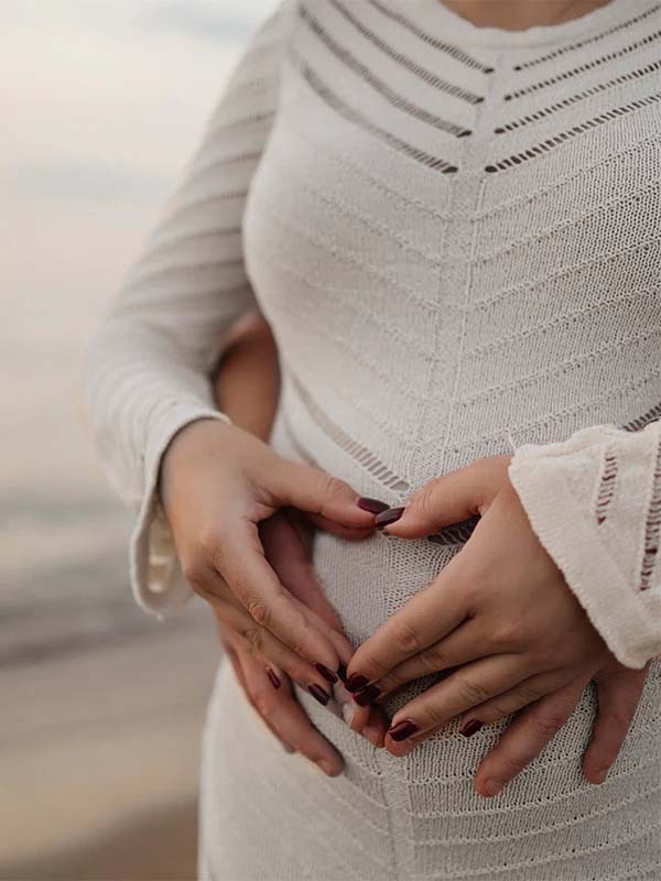 Vestido Maxi Maternidad con Corte y Transparencias a Rayas para Sesión de Fotos